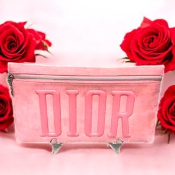 DIOR LARGE PINK 3D LOGO
CLUTCH "DIOR" IN SUEDE AND IN PINK.
NWOT RARE NEW!! - Picture 1 of 7